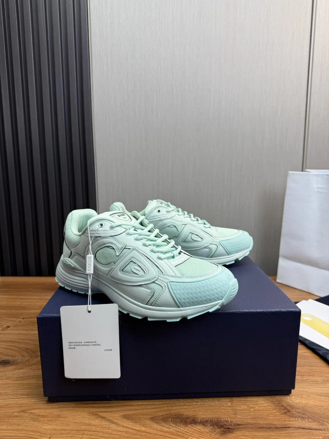 Men's men's shoes 💰740💰 D's Dior ~ New B30 Couple 👫 low-top sneakers ✅ are carefully made of gray mesh fabric and white technical fabric, decorated with reflective "CD30" graphic logo, and "DIO ~ B30" and "CD30" logos on the heel and tongue. An extra-light, sculpted rubber sole with signature accents adds style, while internal stretch details create ideal comfort. It can be matched with various casual styles to show the fashionable and modern sports style〰️ Size: 35-40 (customized at 40 for women) 39-45 (customized at 38.45 for men)